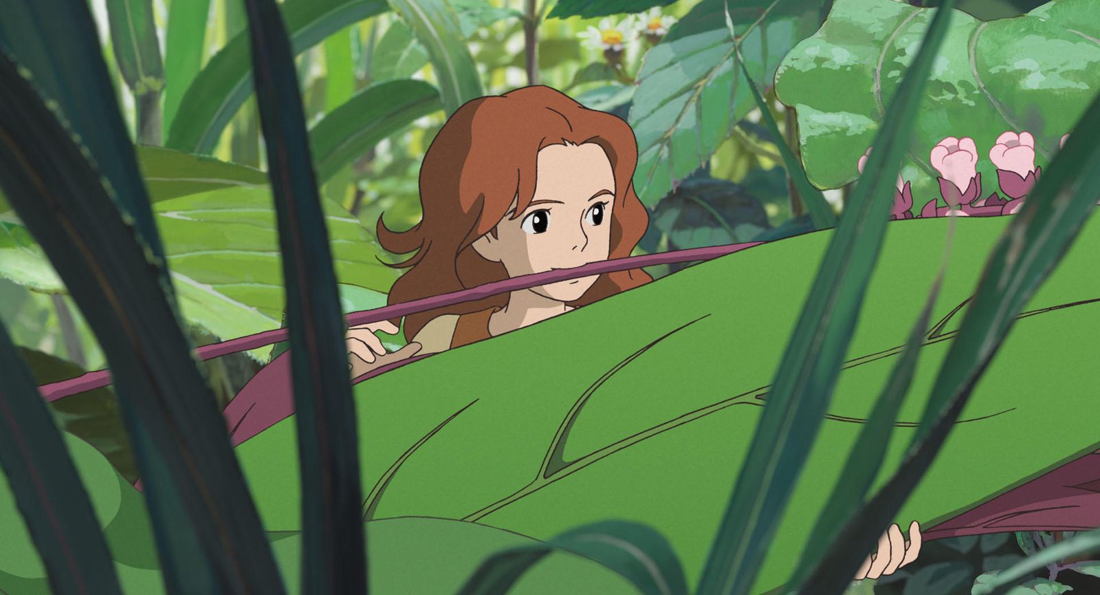 Arrietty entre las hojas del jardín