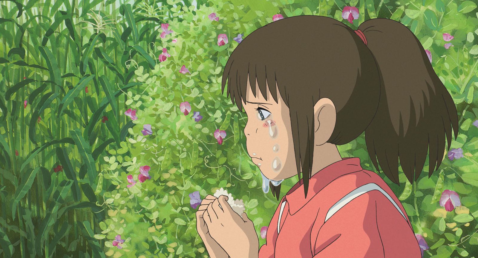 Chihiro llora mientras come la bola de arroz que le da Haku