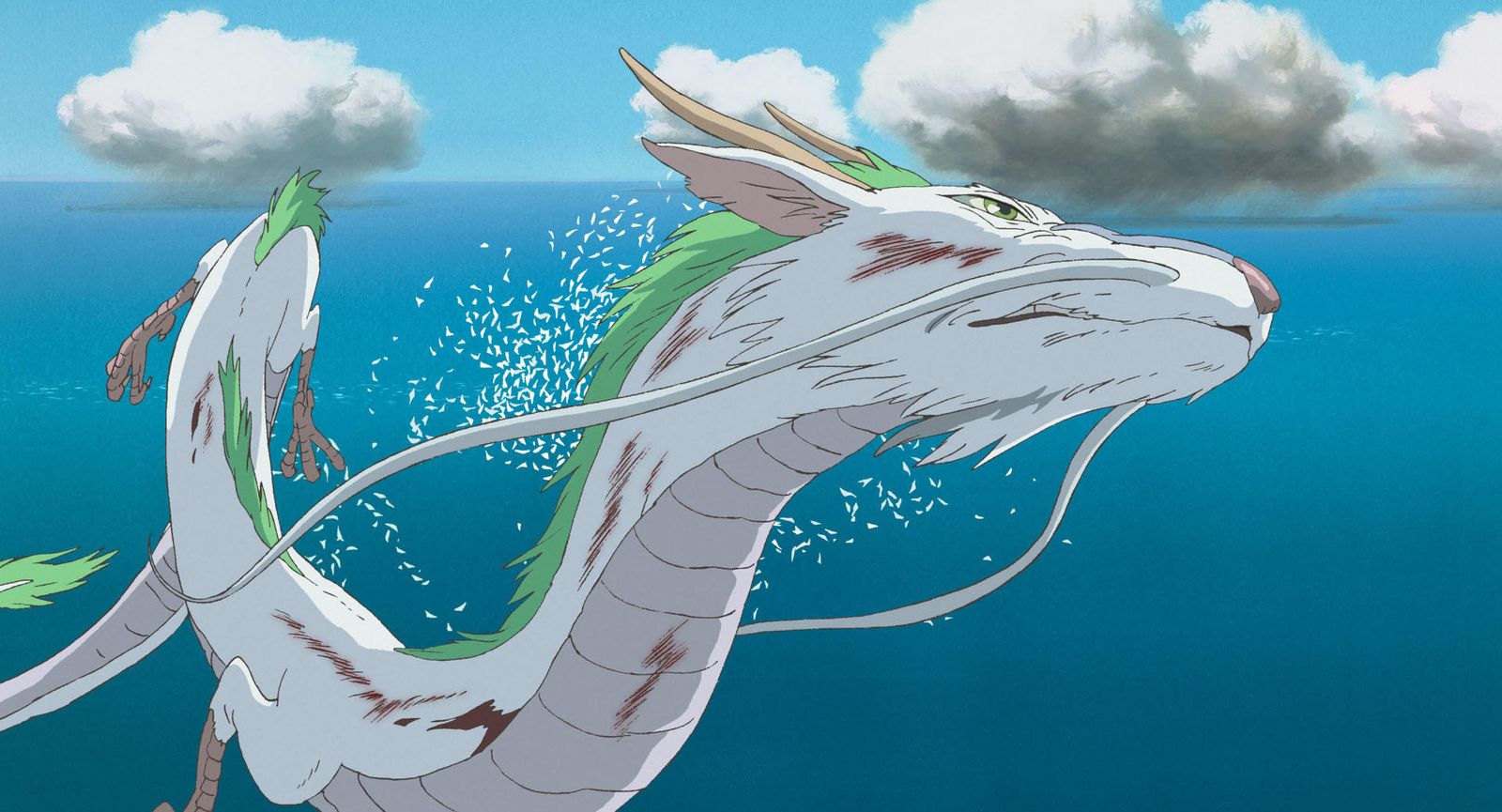 Haku, dragón blanco, sobre el mar