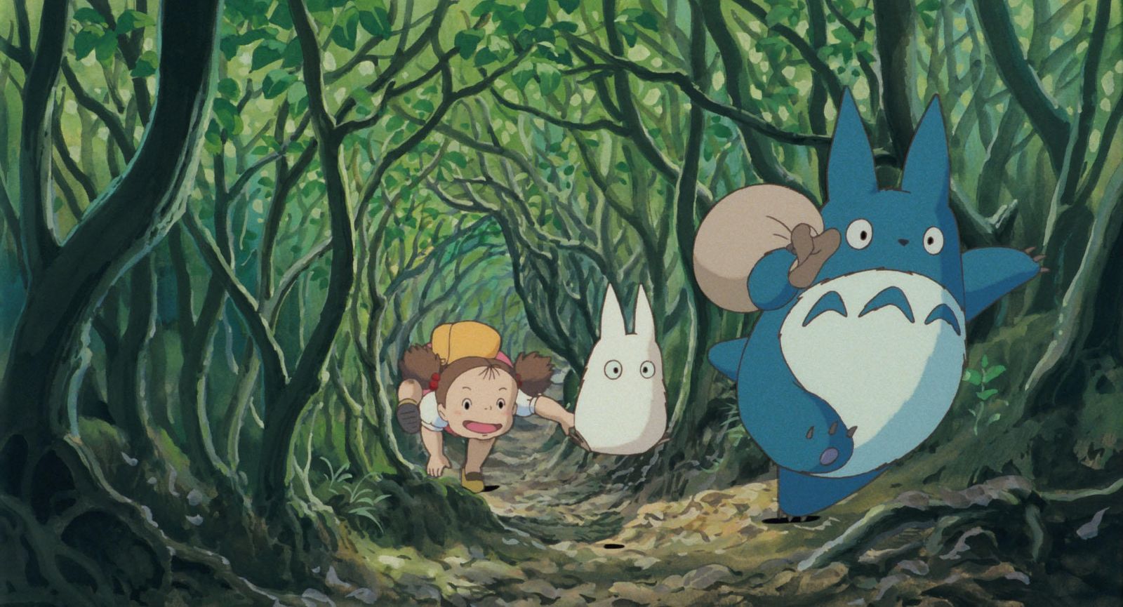 Mei se topa con Totoro y los dos pequeños en el claro del bosque