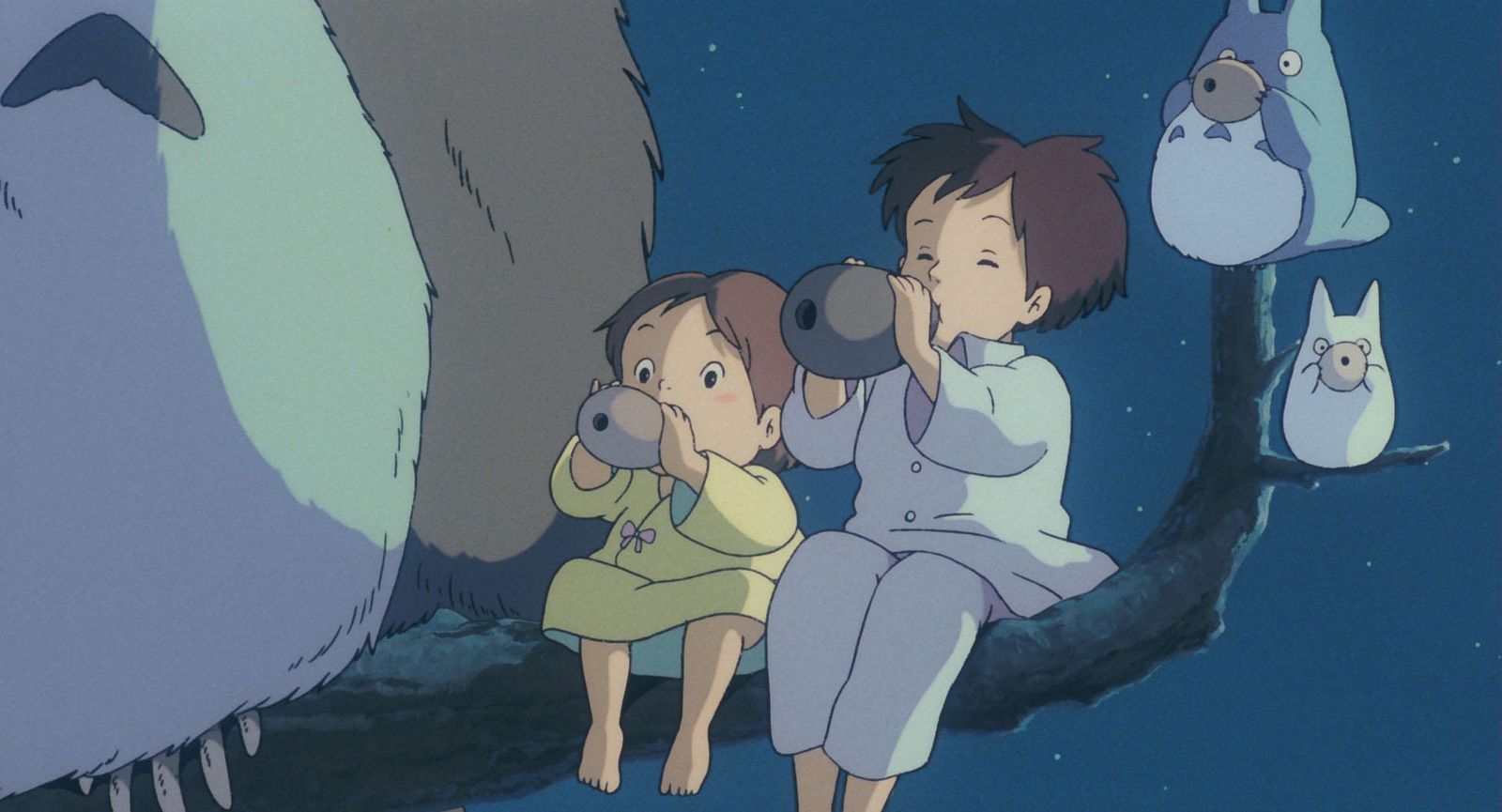 Las niñas y los Totoro tocan la ocarina sobre el árbol