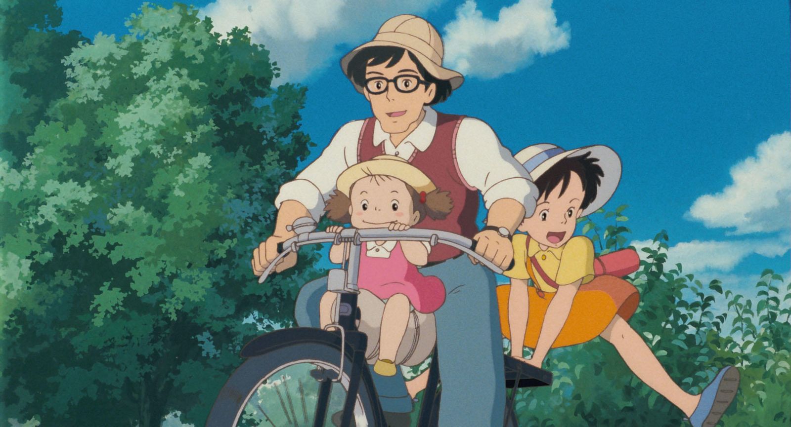 El padre lleva a las dos hermanas en bicicleta