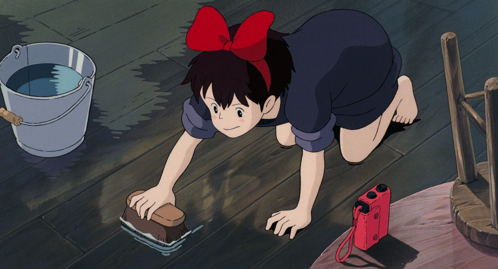 Kiki friega el suelo de la panadería
