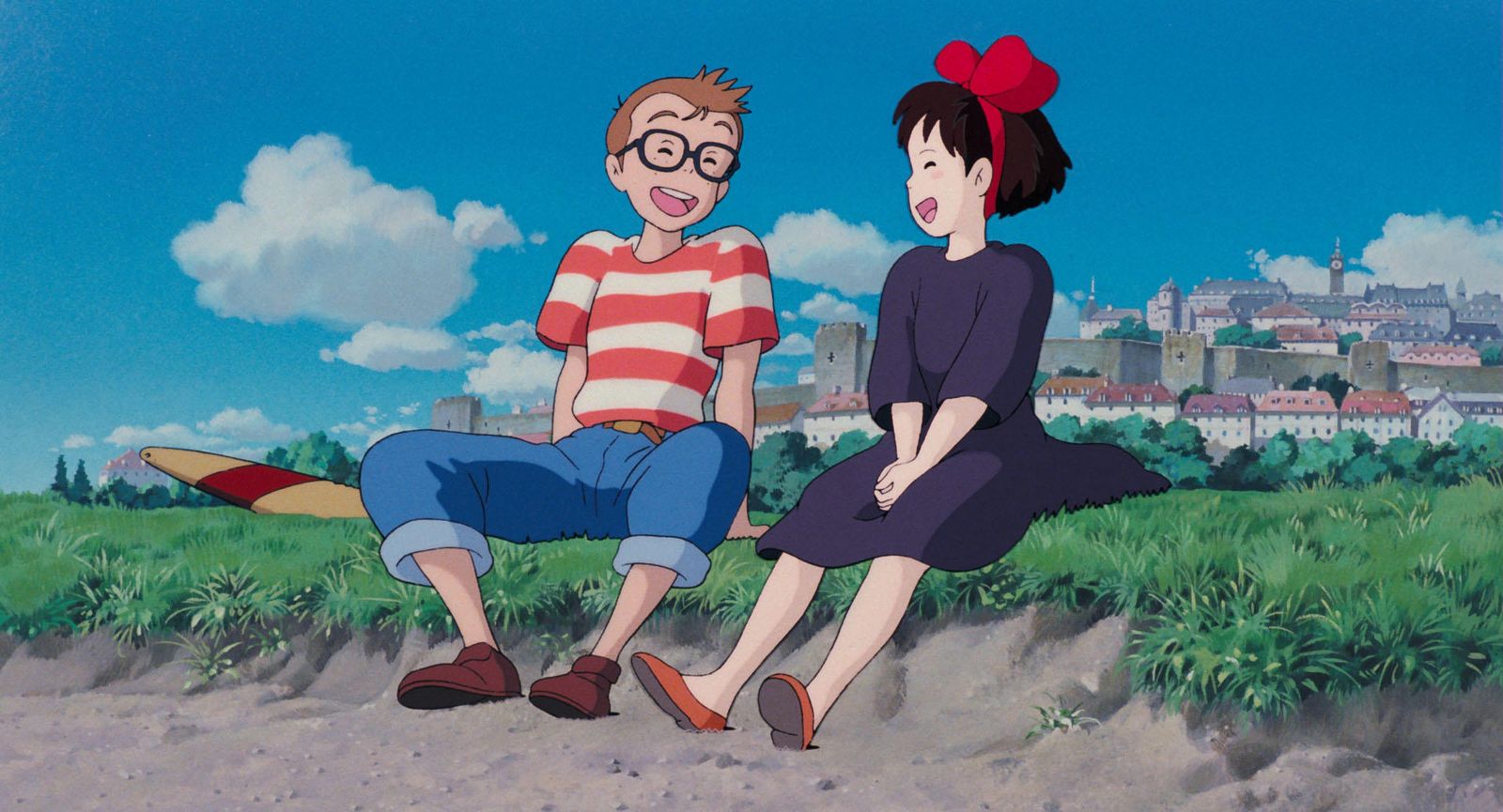 Kiki y Tombo miran el mar desde el acantilado