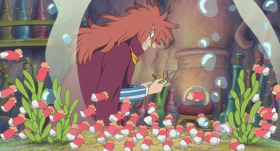 Fujimoto, con su melena roja, trabaja entre las plantas de su laboratorio submarino
