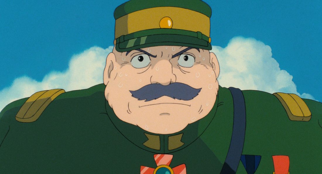El general Mouro aprieta el gesto bajo su gorra de plato