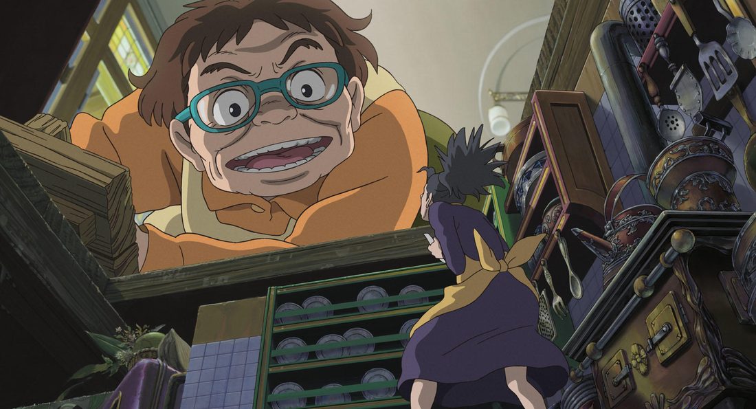 Haru, el ama de llaves, con sus gafas verdes, asomada al hueco del suelo