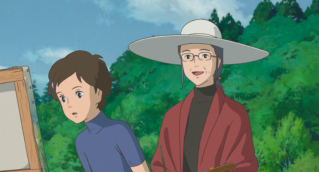 Hisako, con pamela y gafas, junto a Anna y el caballete