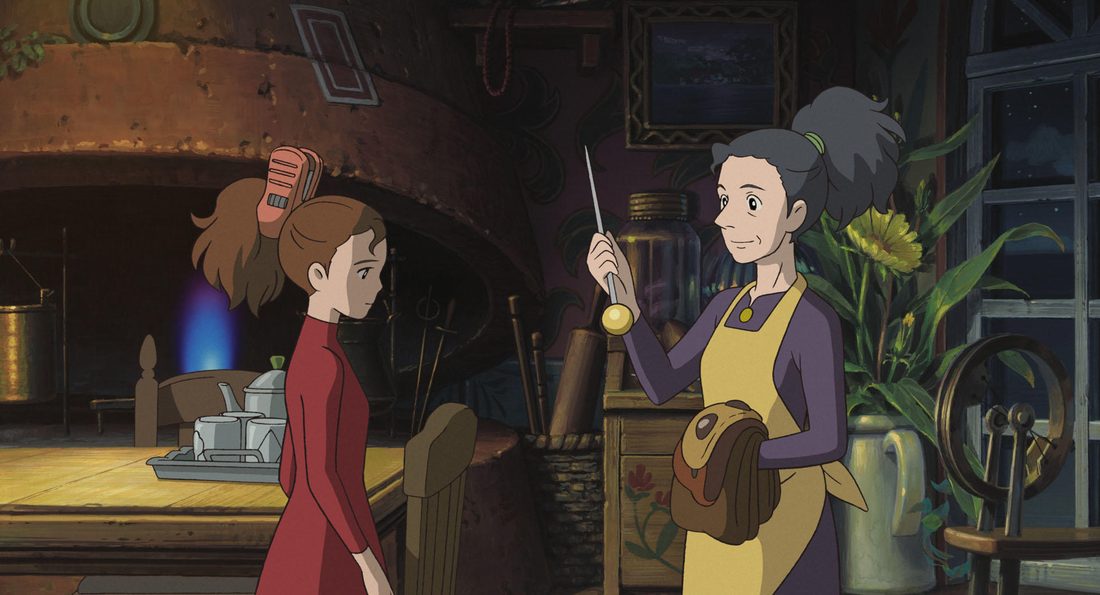 Homily con la aguja en la mano, junto a Arrietty en la cocina
