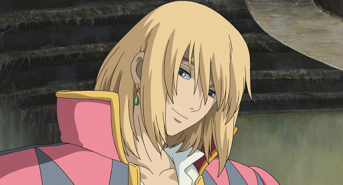 Howl, rubio y con la chaqueta rosa, sentado y mirando de frente