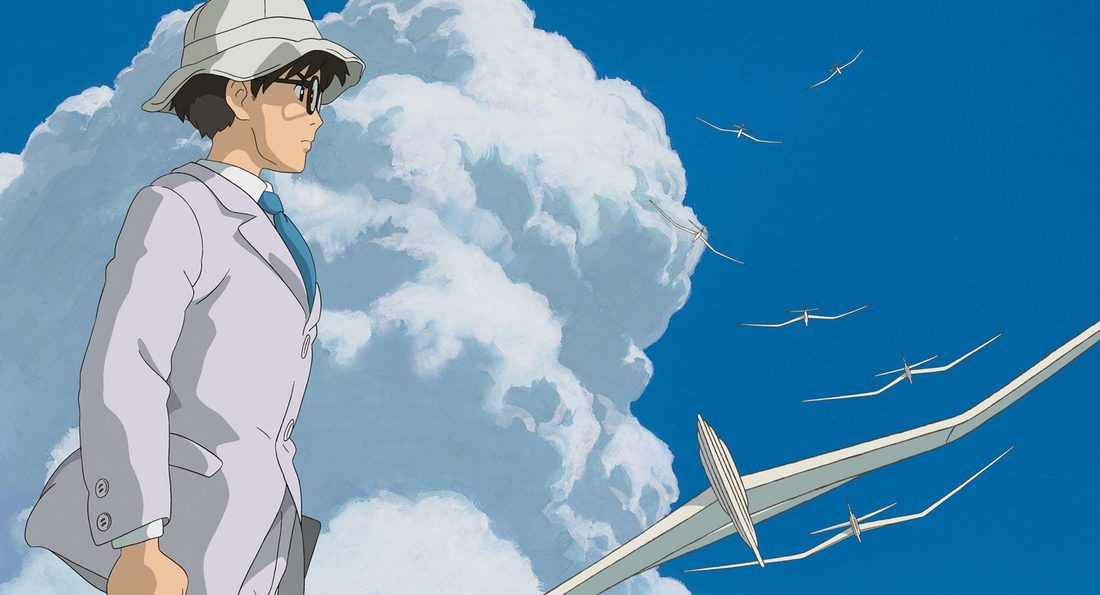 Jirō, de perfil, mira volar los planeadores
