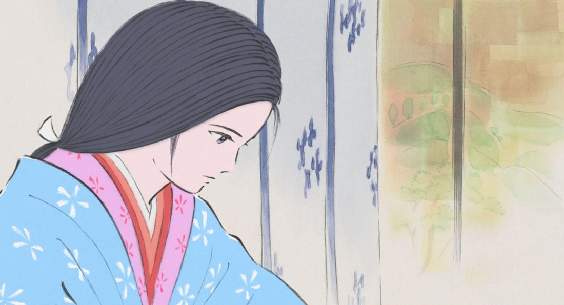 Kaguya, de perfil y con kimono azul, dentro de la mansión