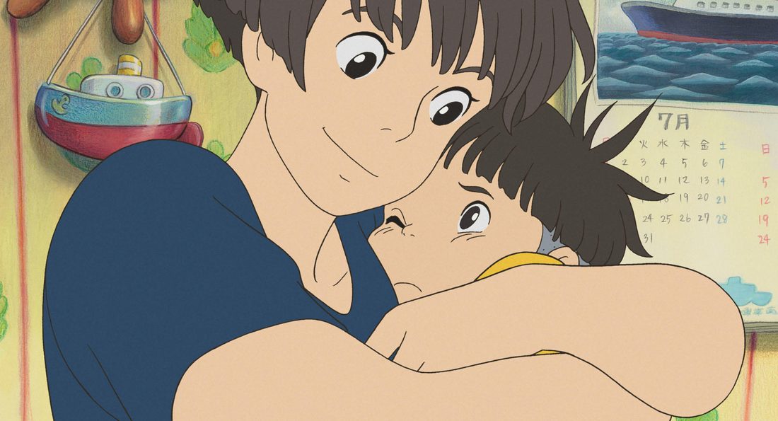 Lisa abraza a Sōsuke en el salón de la casa del acantilado
