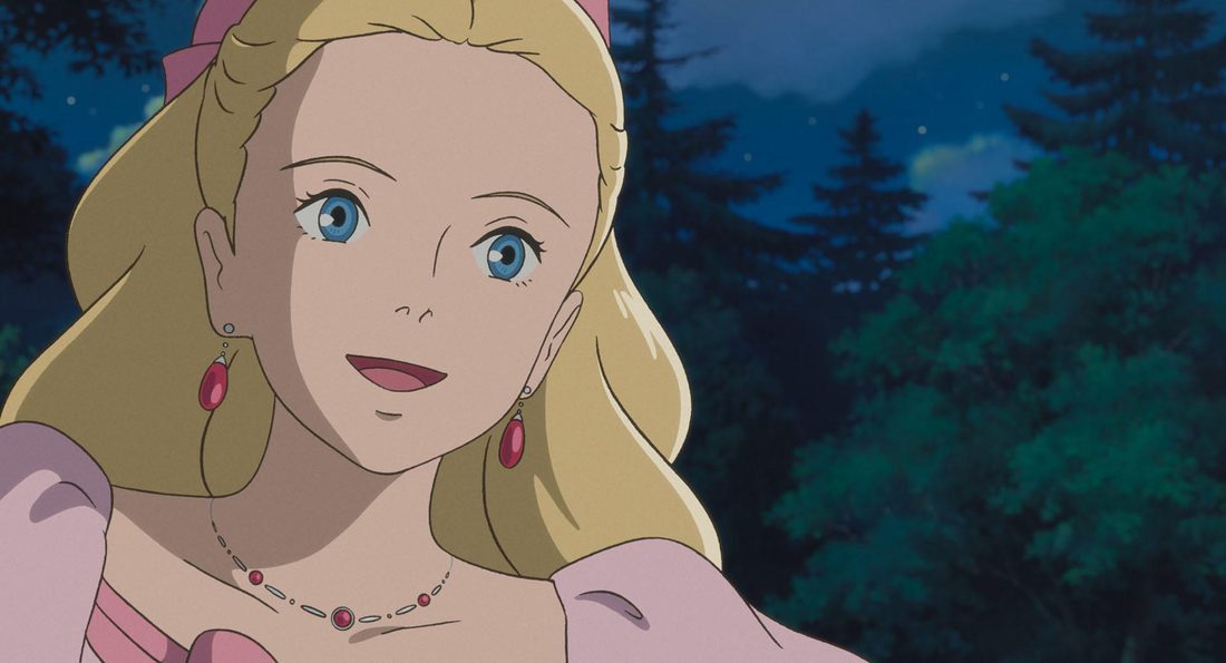 Marnie, vestida para la fiesta, de noche entre los árboles
