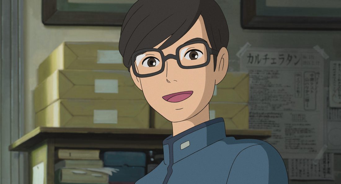 Mizunuma, con gafas, delante de los papeles de la campaña del Barrio Latino