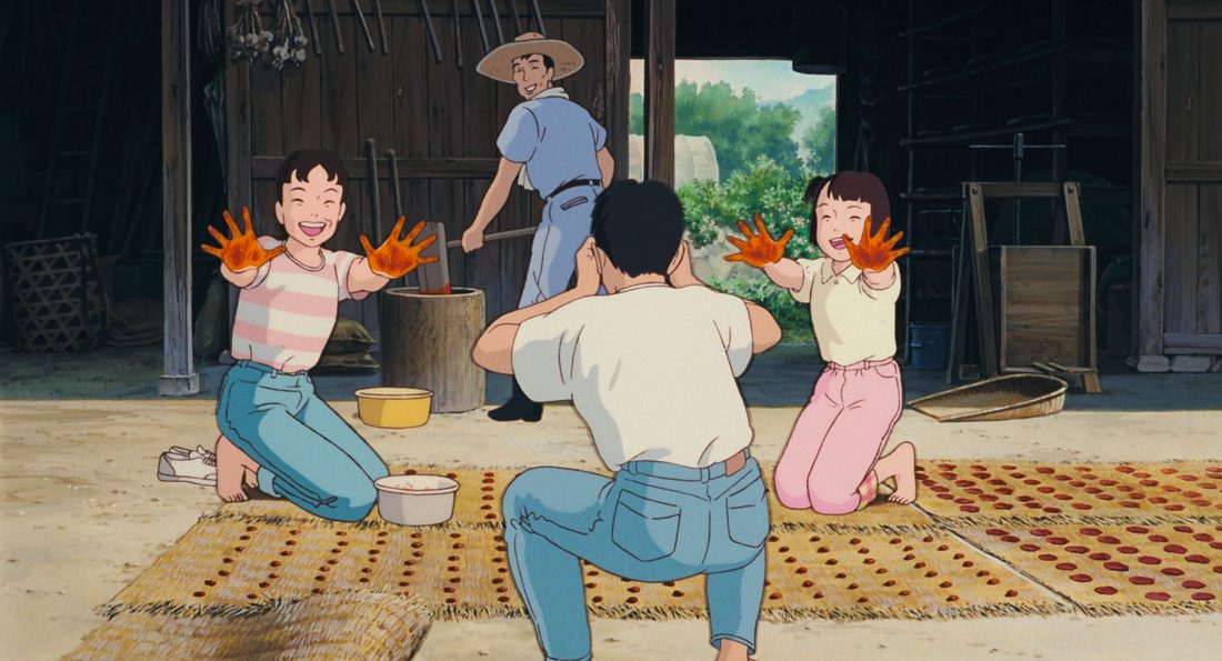 Naoko enseña las manos teñidas de cártamo, con Taeko a su lado