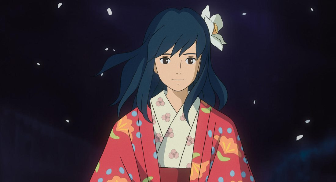 Naoko, con el kimono rojo de la boda, de noche