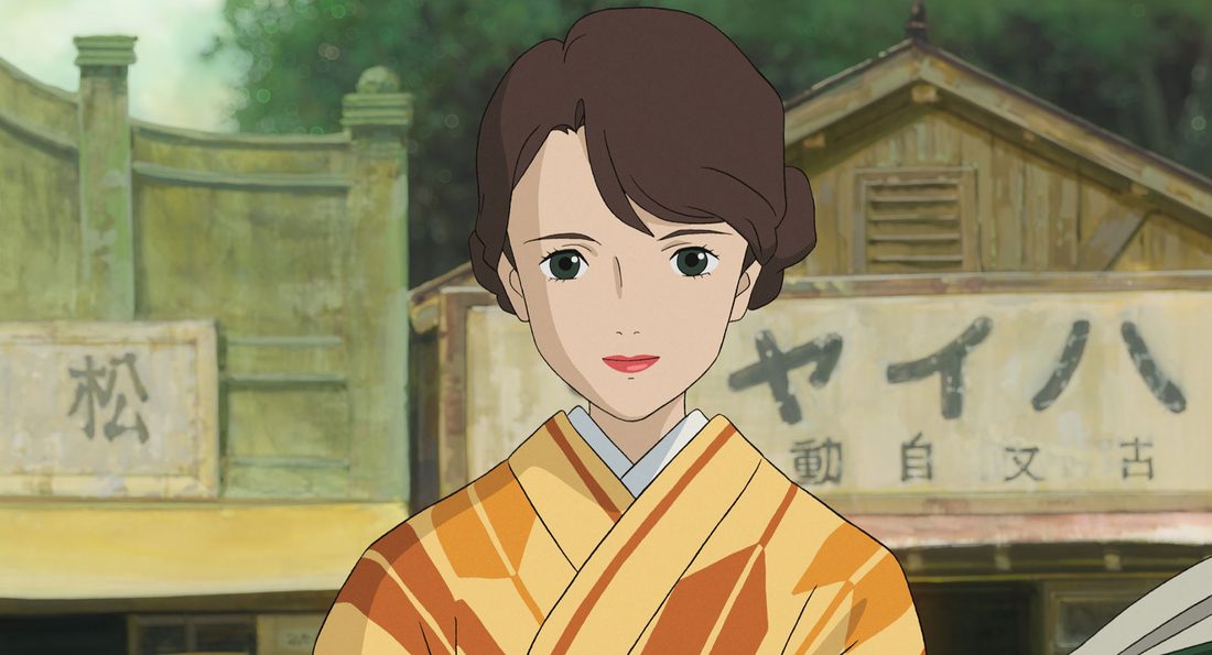Natsuko, de kimono, esperando en el andén de la estación
