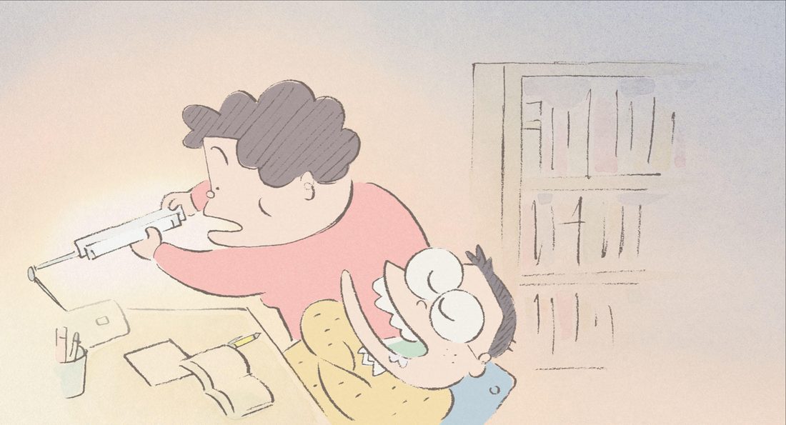 Noboru, con sus gafas redondas, en el escritorio mientras su madre trastea al lado