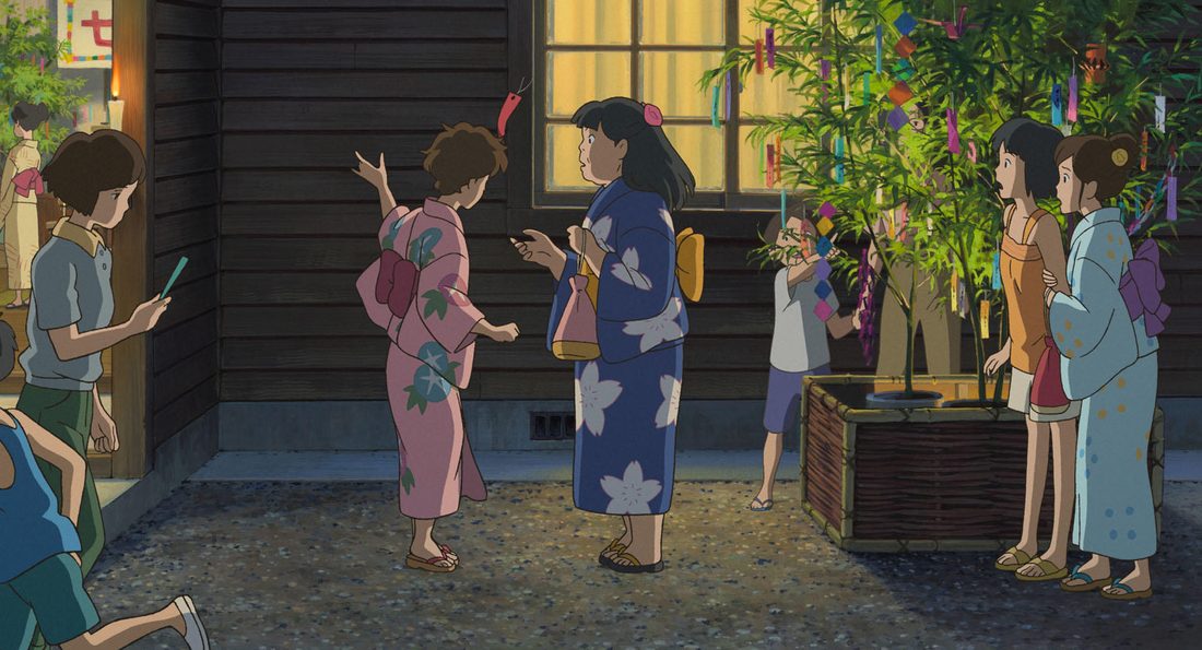 Nobuko, con yukata azul, habla con Anna en el festival de Tanabata