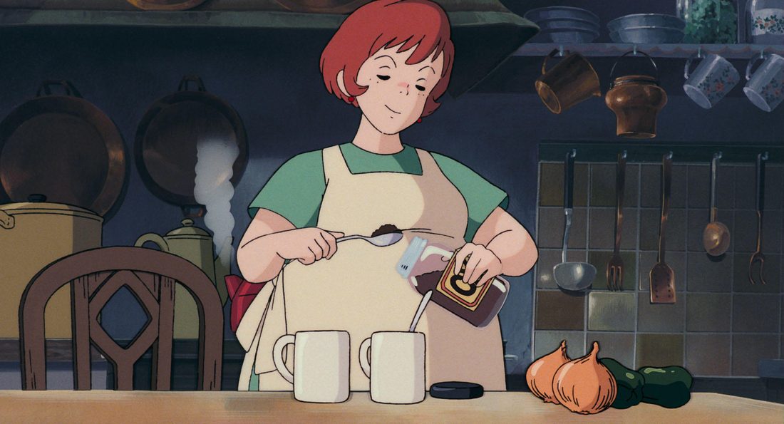 Osono, con delantal, sirve dos tazas en la cocina de la panadería