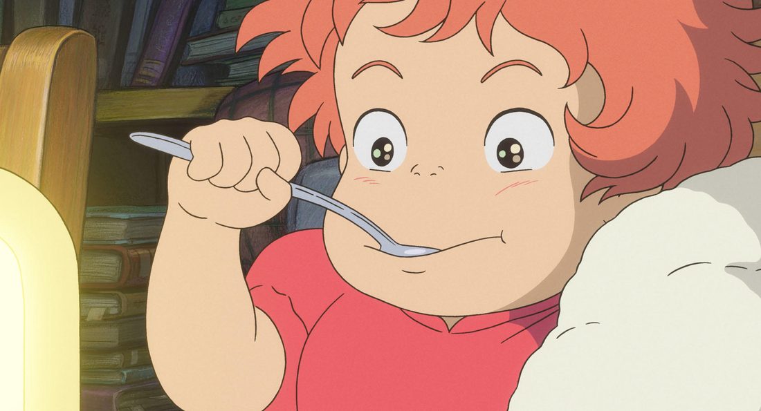 Ponyo, ya convertida en niña, come con una cuchara