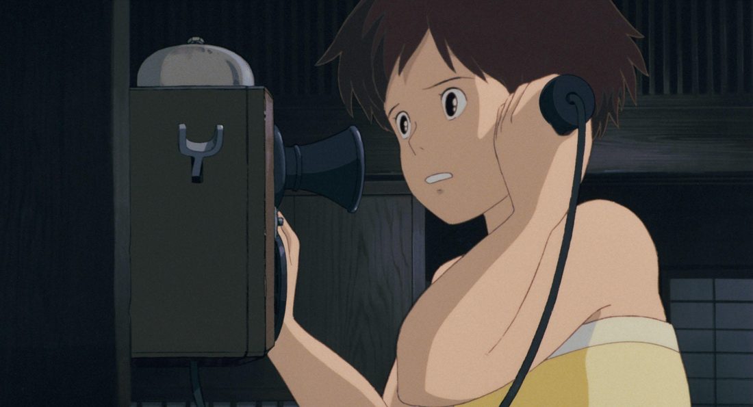 Satsuki, al teléfono, con la mano en el auricular