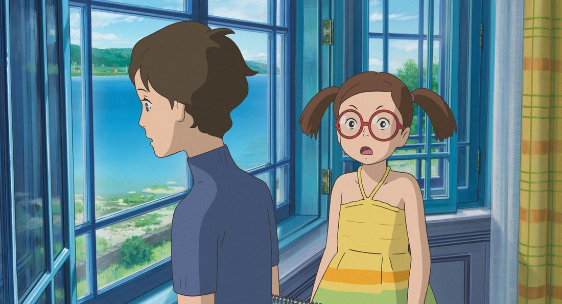 Sayaka, con gafas y coletas, frente a Anna en la casa de la marisma