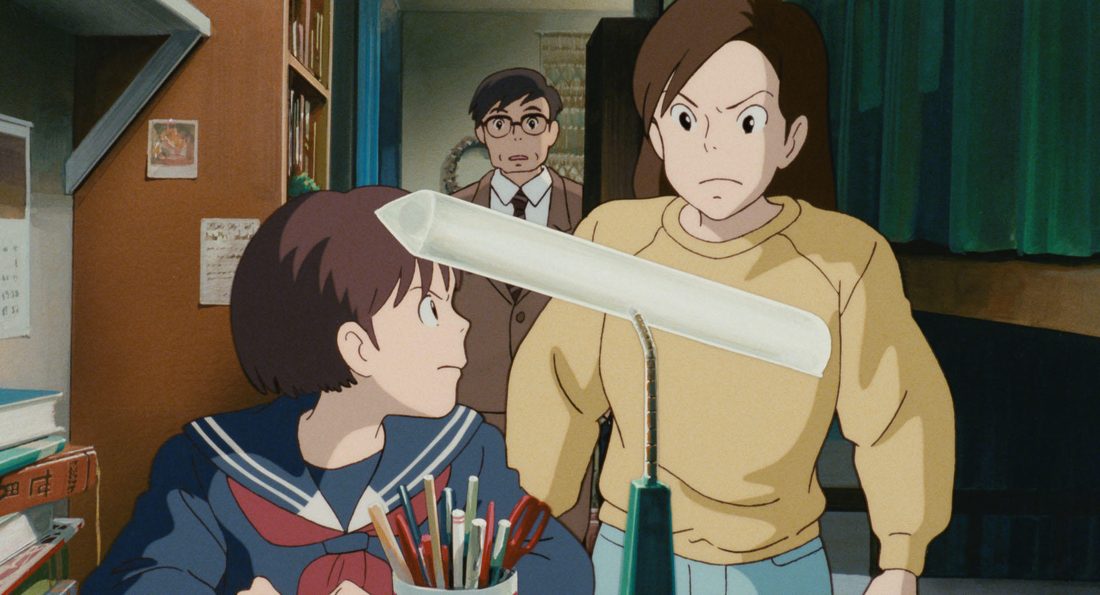 Shiho encara a Shizuku en casa, con un fluorescente en la mano