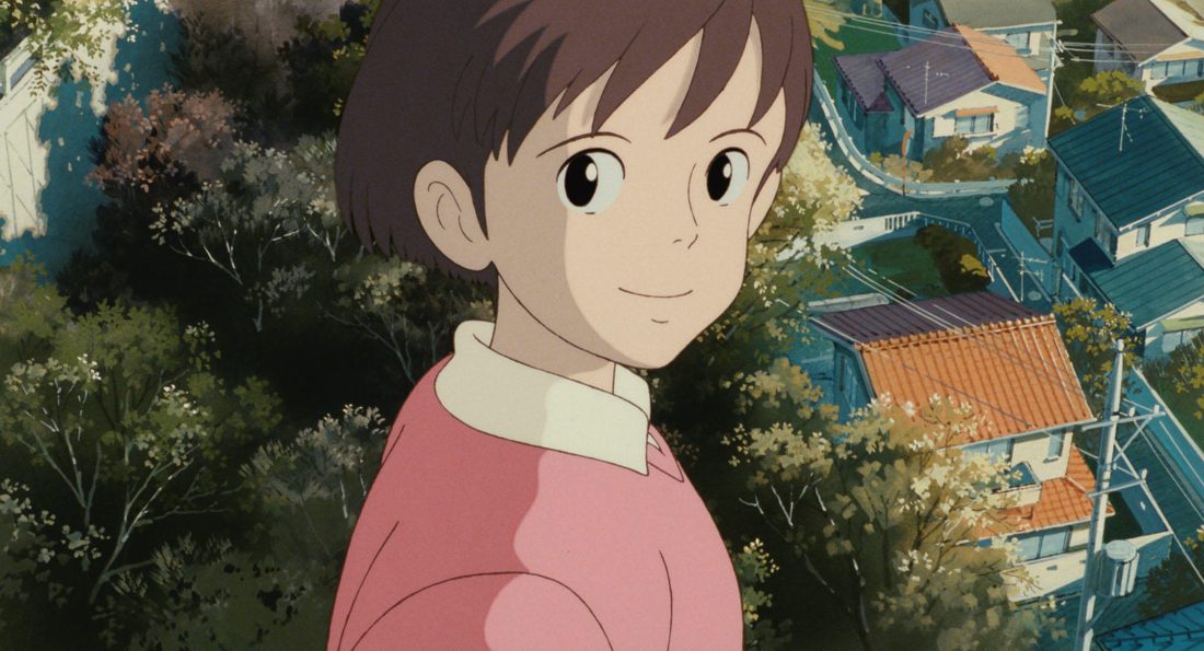 Primer plano de Shizuku, con los tejados del barrio al fondo