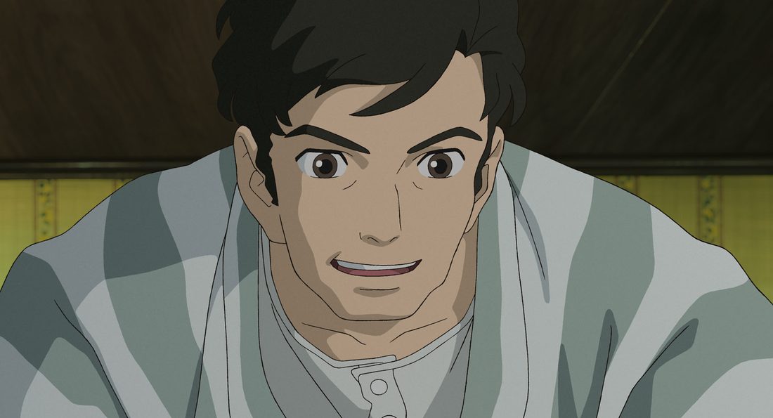 Shōichi Maki se inclina sonriendo dentro del vagón
