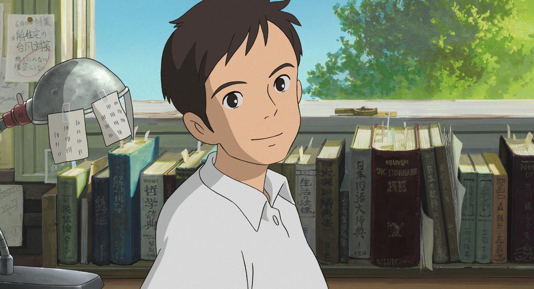 Shun en el cuarto del periódico escolar, entre libros y hojas tendidas