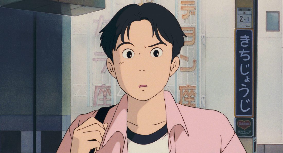 Taku, solo en la calle de Kichijōji, con la bolsa al hombro