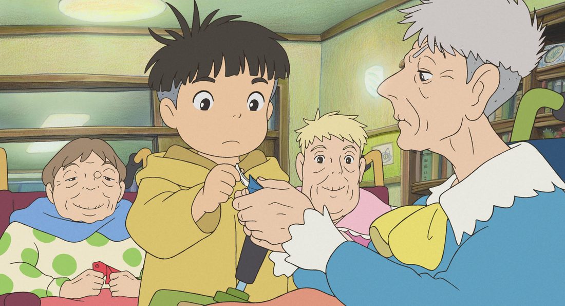 Toki, de perfil y con el cuello blanco, junto a Sōsuke en la residencia