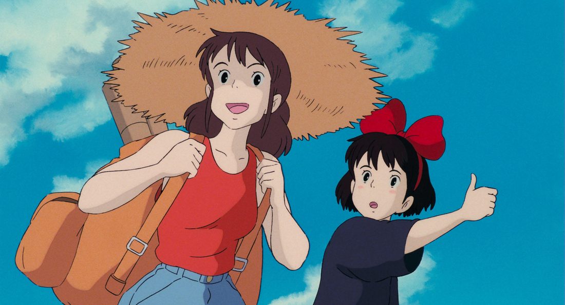 Ursula, con sombrero de paja y mochila, camina con Kiki