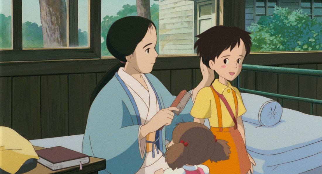 Yasuko peinando a Satsuki en el hospital