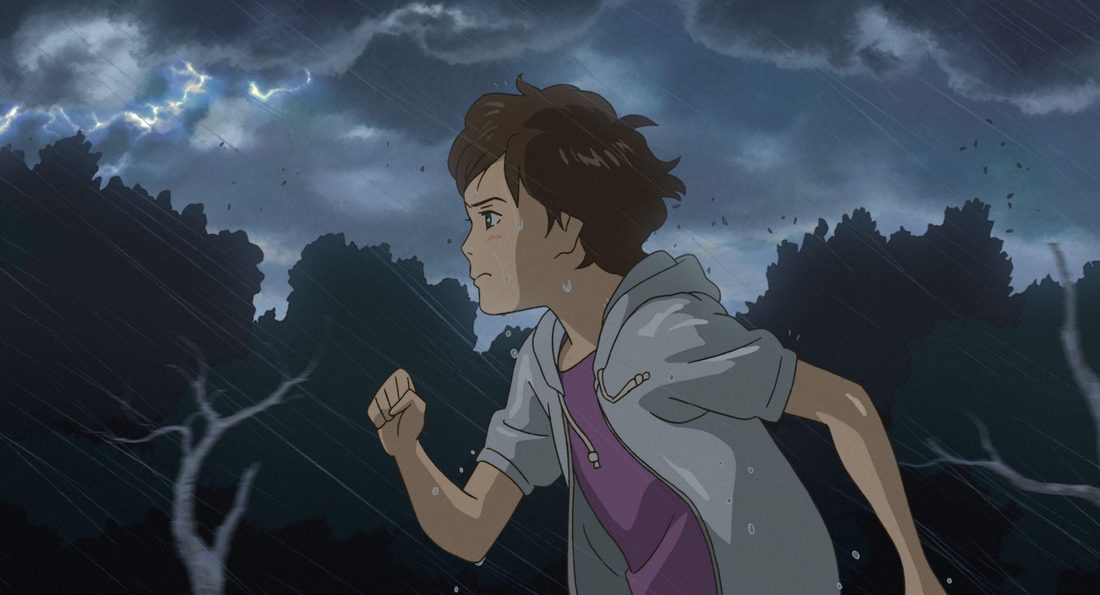 Anna corre por la marisma con el cielo de tormenta detrás