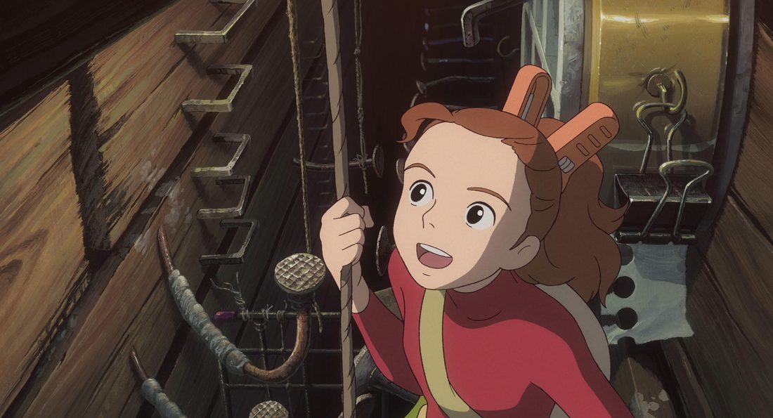 Arrietty sonriendo mientras sujeta el alfiler, junto a las escaleras de casa