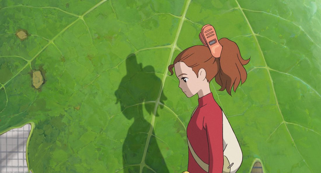 Arrietty de perfil sobre una hoja enorme, con su sombra detrás