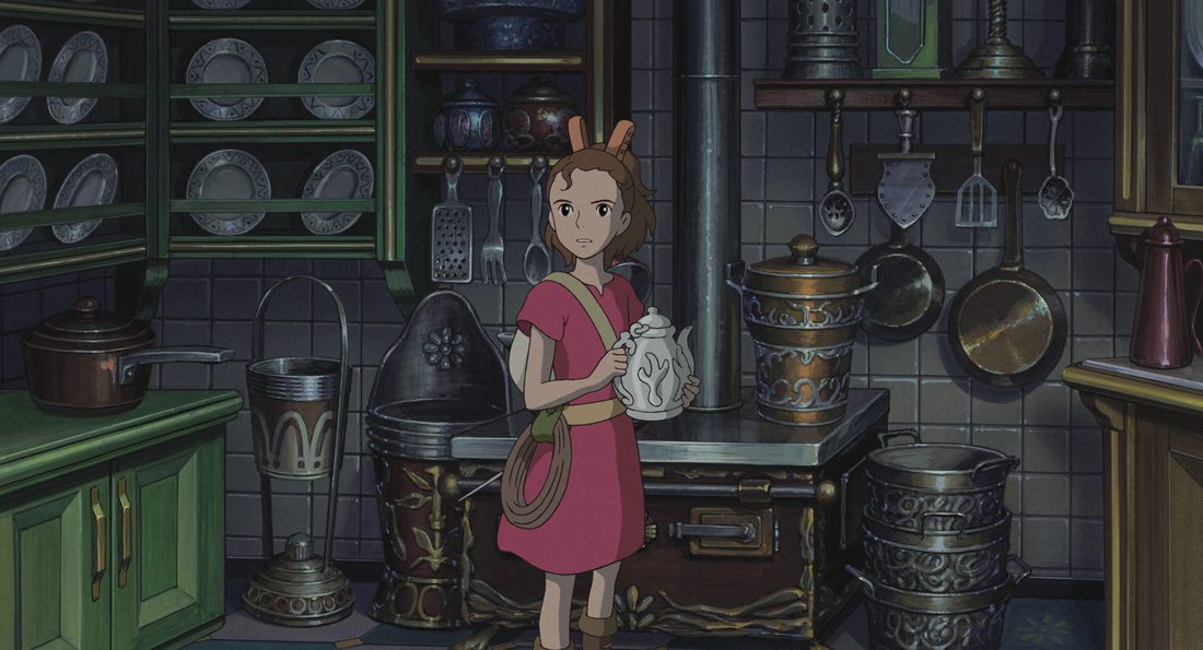 Arrietty en la cocina de los humanos, con el azucarero en brazos