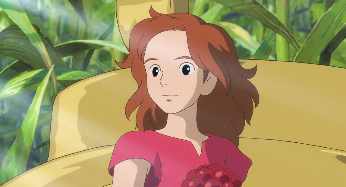 Arrietty con el pelo suelto, asomada al borde de la tetera