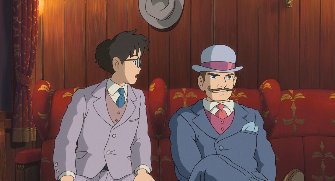 Caproni, con bombín y bigote, sentado junto a Jirō