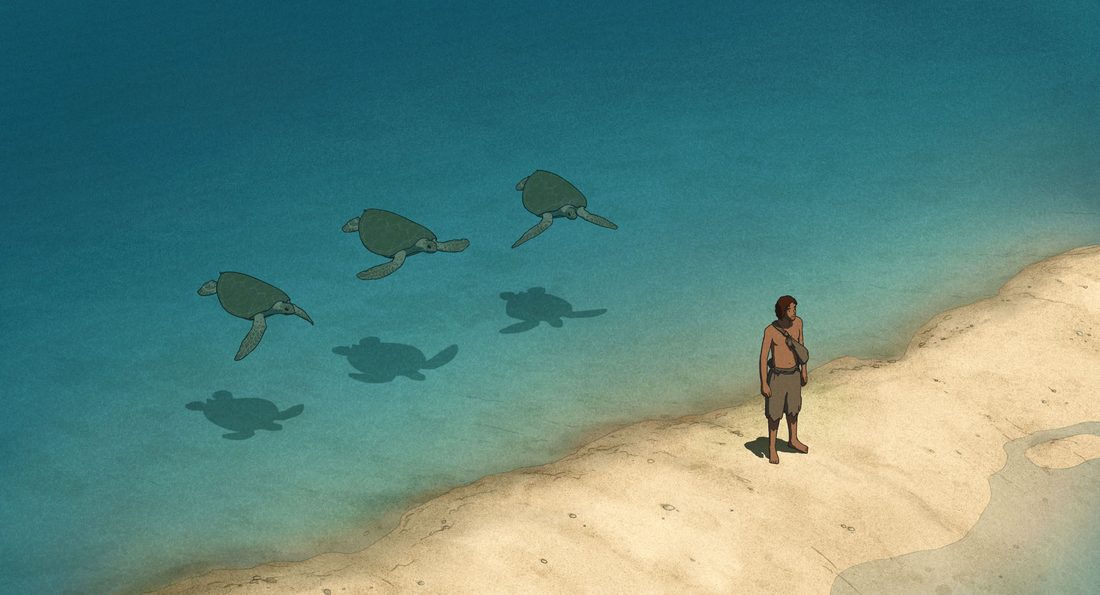 El hijo mira las tortugas que nadan junto a la orilla