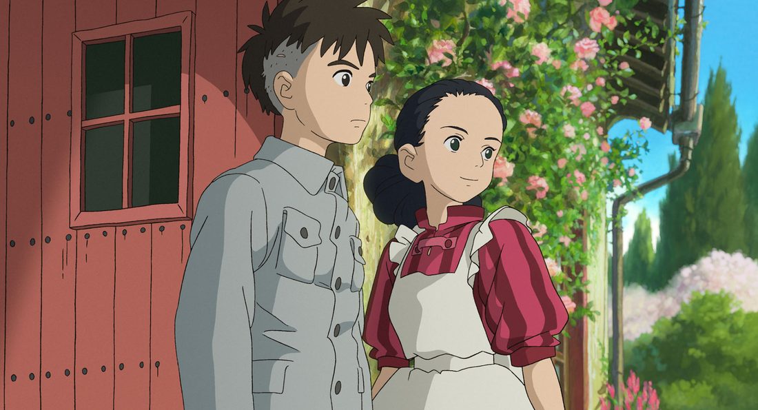 Himi junto a Mahito ante la pared roja cubierta de rosas
