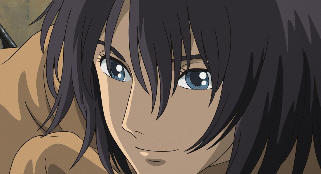 Howl con el pelo negro, de frente y en primer plano