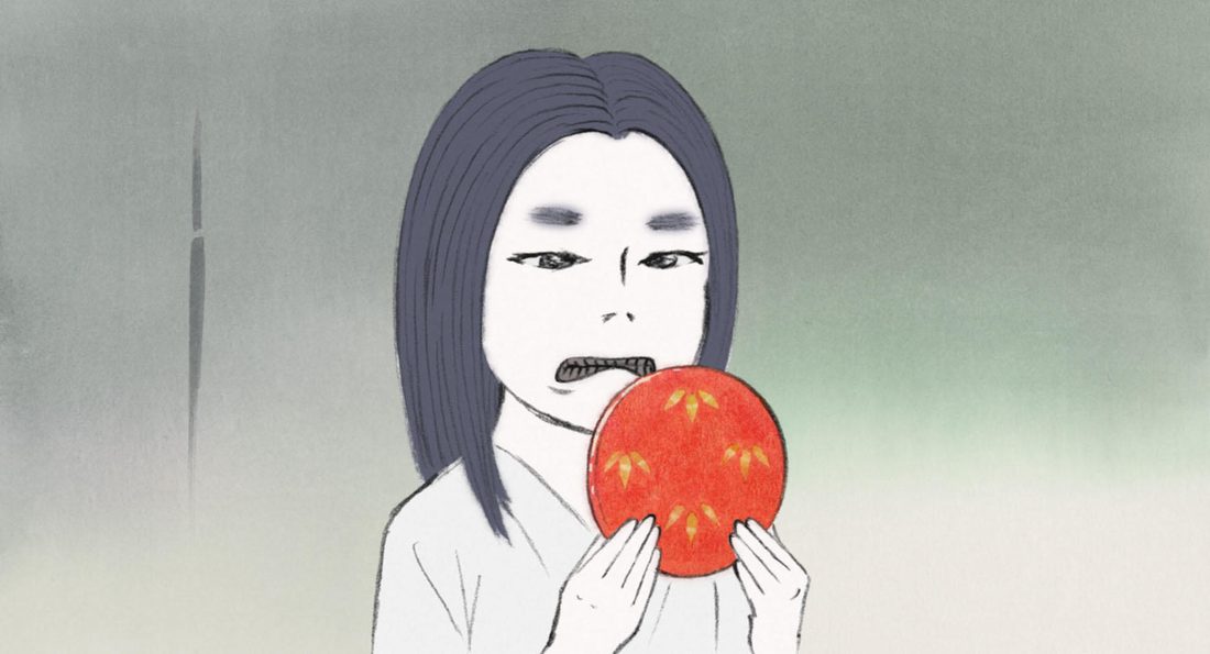 Kaguya, maquillada de blanco, sostiene una fruta roja ante la cara