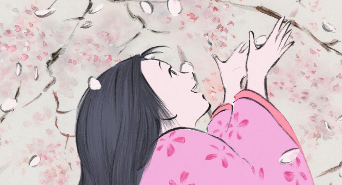 Kaguya, tumbada bajo el cerezo, alza las manos hacia los pétalos