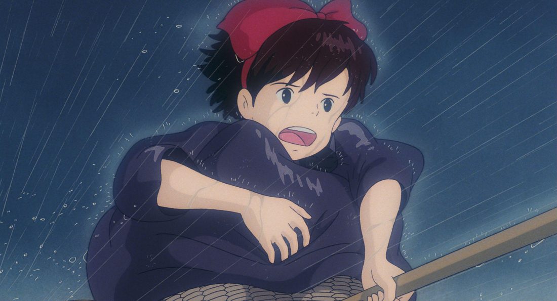 Kiki lucha contra el viento y la lluvia sobre la escoba