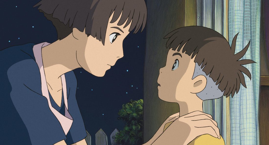 Lisa habla con Sōsuke junto a la ventana, de noche