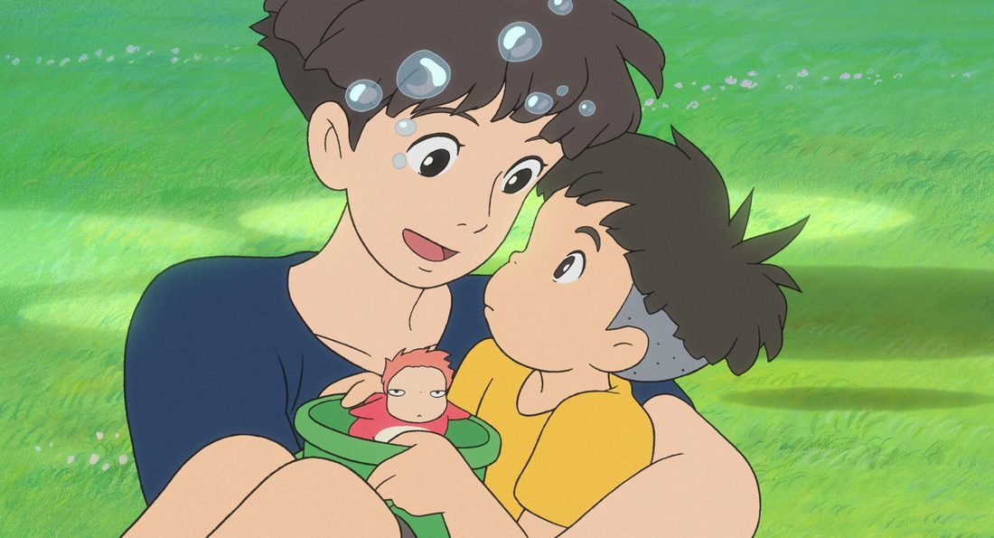 Lisa abraza a Sōsuke en la hierba, con Ponyo en el cubo